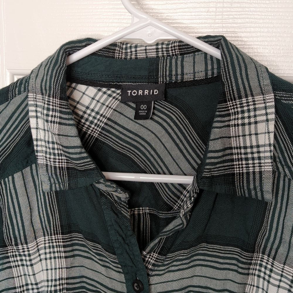 Torrid long sleeve button down shirt size 00 medium - Picture 2 of 7